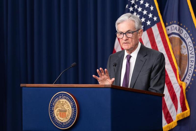 Trump dice que no despedirá al presidente de la Fed, pero le urge a bajar los tipos