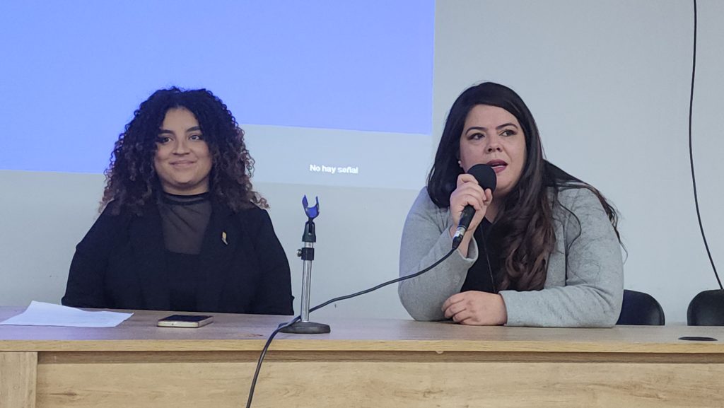 Ágela Rico (der), Directora del documental; junto a Camila Meléndez Salinas (izq), moderadora del evento.